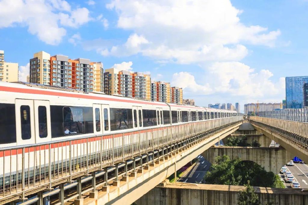 蓝天白云下的昆明城市轨道交通   图/图虫创意