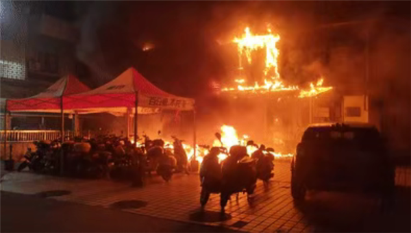 海南的电动自行车商店突然在清晨开火：41辆在铁