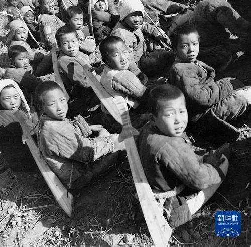 沙飞 摄抗日战争时期,儿童团员在村口路边站岗放哨,保卫根据地