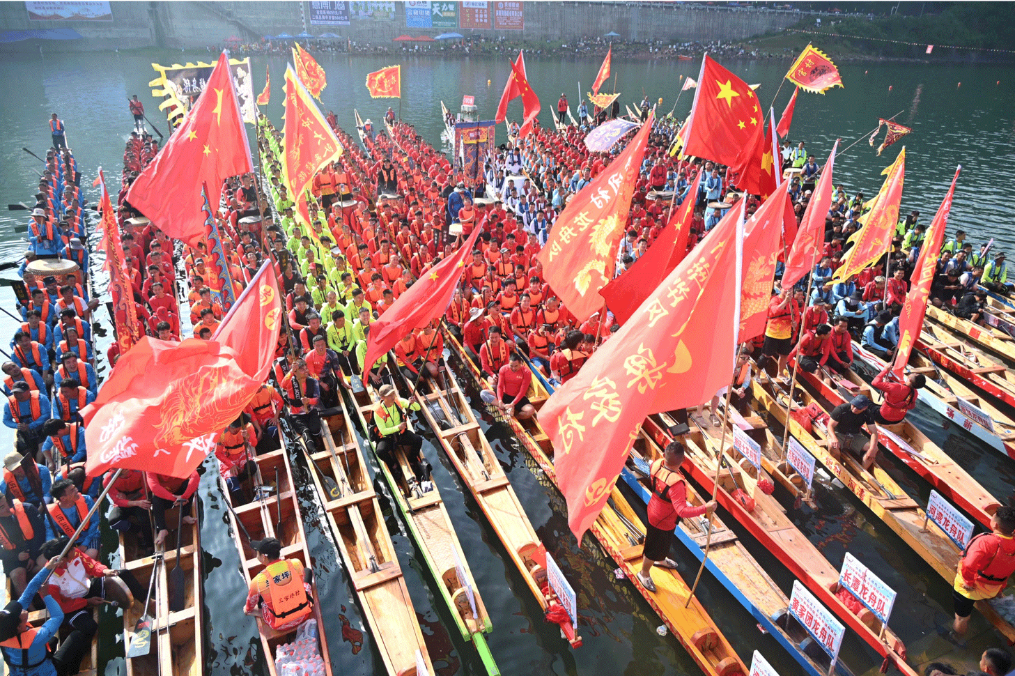 ↑这是5月26日拍摄的2025年麻阳苗族自治县传统龙舟赛盛况。新华社发（张卓摄）