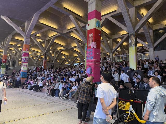 滴水湖“全民唱响”歌会现场。沈思怡 摄