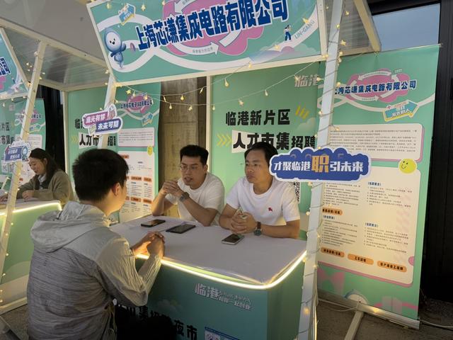 现场投递简历的大学生。沈思怡 摄