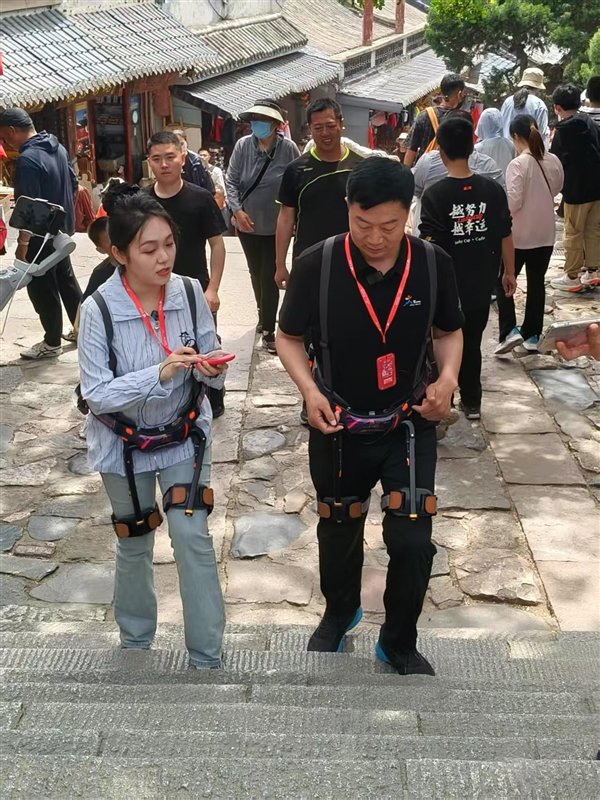 （王厚哲体验外骨骼机器人）