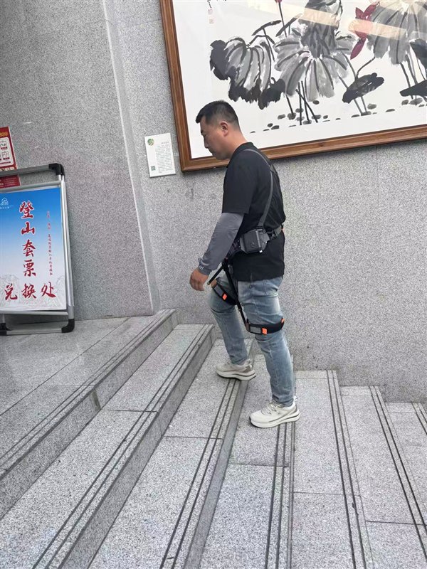 （游客体验外骨骼机器人。财联社记者摄）