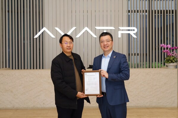 图左：阿维塔科技副总裁 胡成太；图右：BSI大中华区标准应用方案总监 祝嘉韵