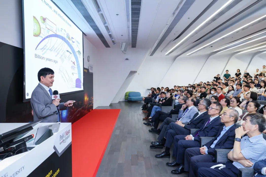 张文宏走进香港理工大学的名师讲堂进行演讲。