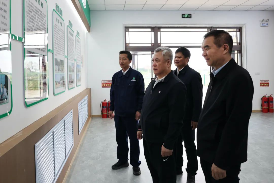王兆成在嘉荫农场调研。李杨 摄