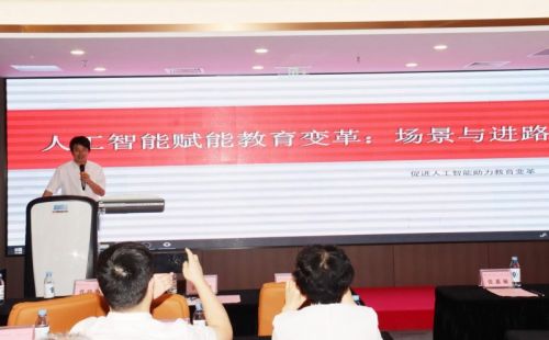 图|演讲嘉宾：博士、教授，深圳大学智能教育研究中心主任，教育部基础教育教学指导专业委员会委员 曹晓明