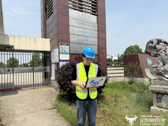 （移动技术人员在咸宁市中国红牛湖北生产基地进行网络测试优化）