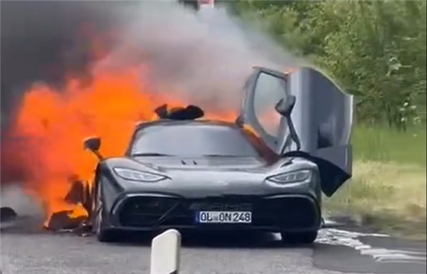 超过2000万人离开了！梅赛德斯AMG射击并自发地燃