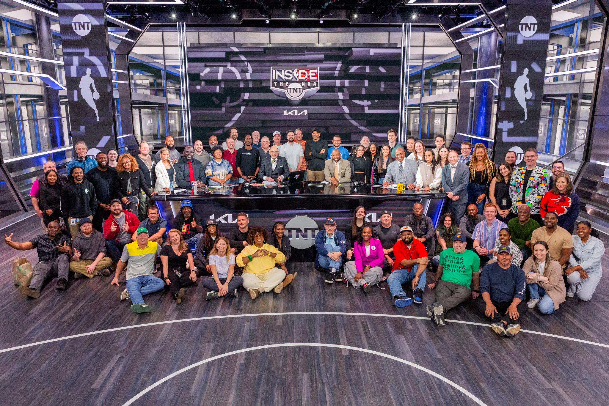 泪目????TNT结束与NBA36年合作 为全体员工颁发戒指&合影留念