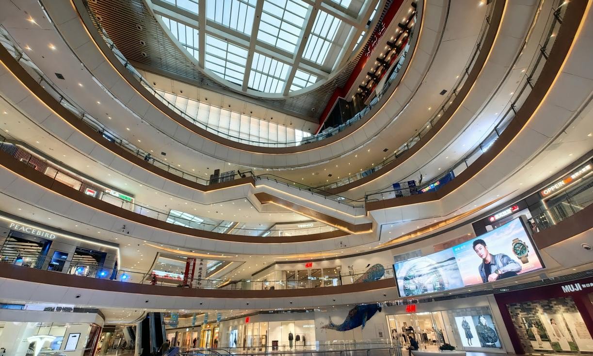 图为济南领秀城贵和购物中心内部