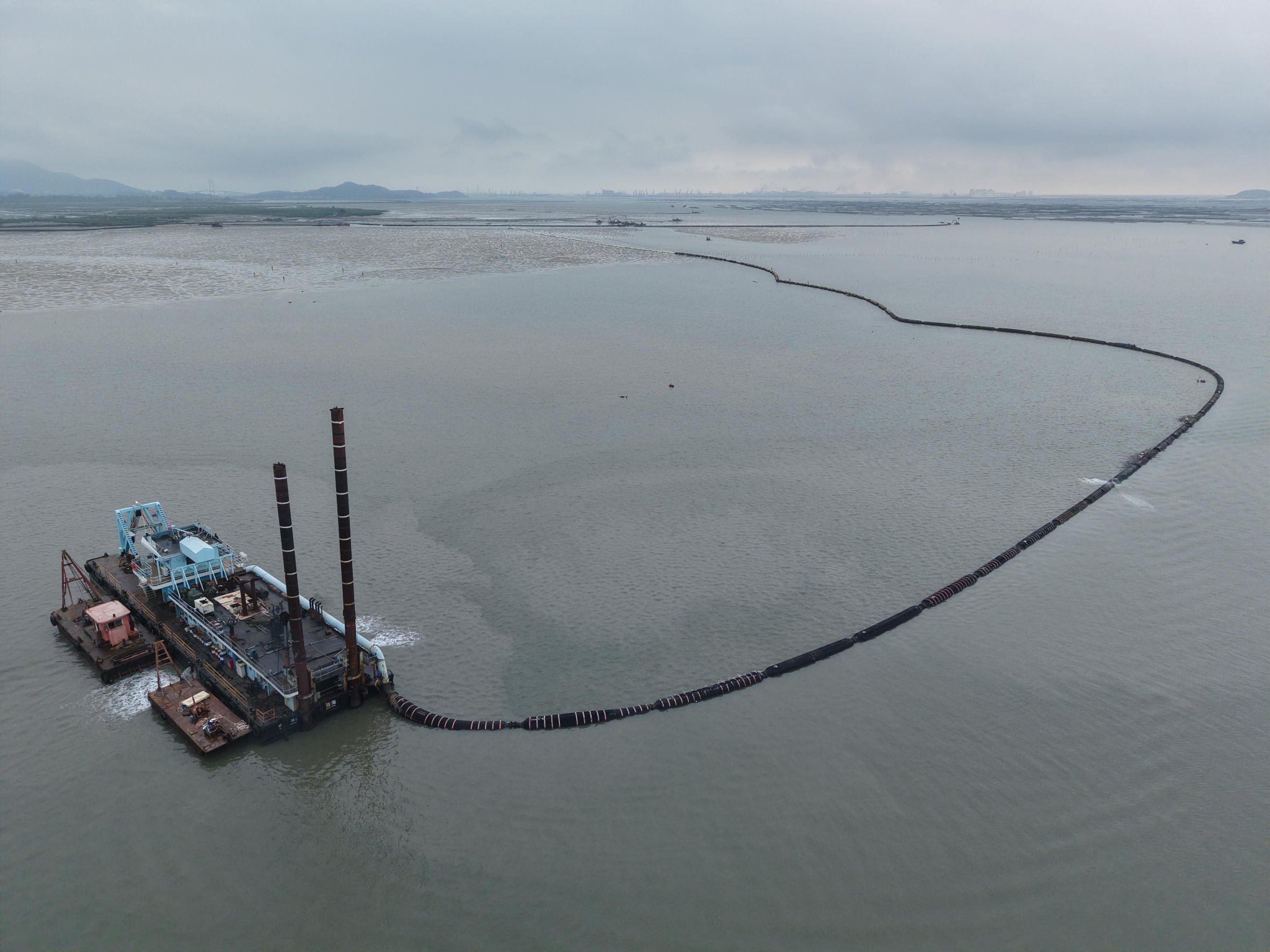阳西县红树林湿地生态修复项目启动大规模筑岛回填施工
