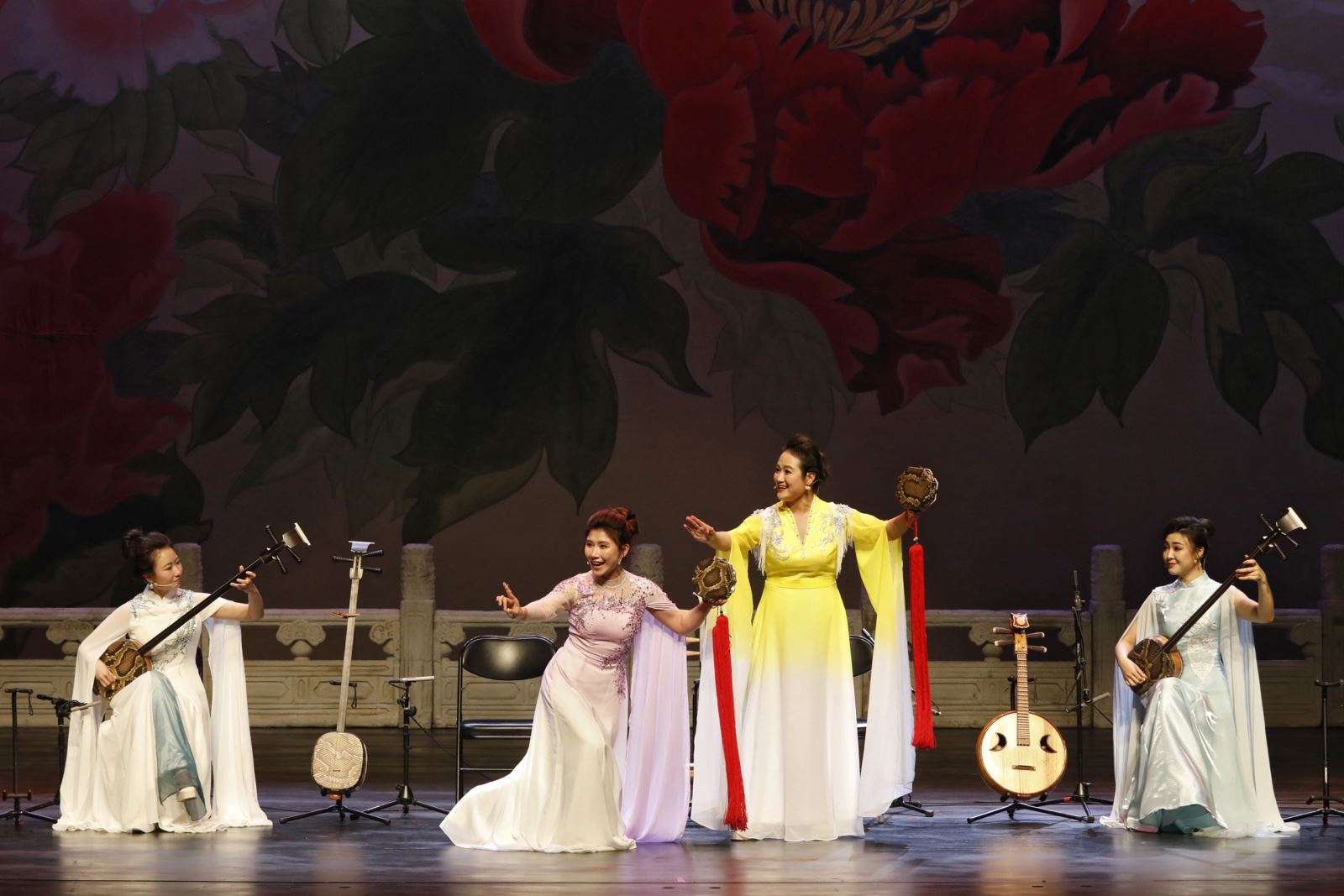 由杨蔓、杨婷、杨苗、杨倩表演的拆唱单弦《梁祝化蝶》