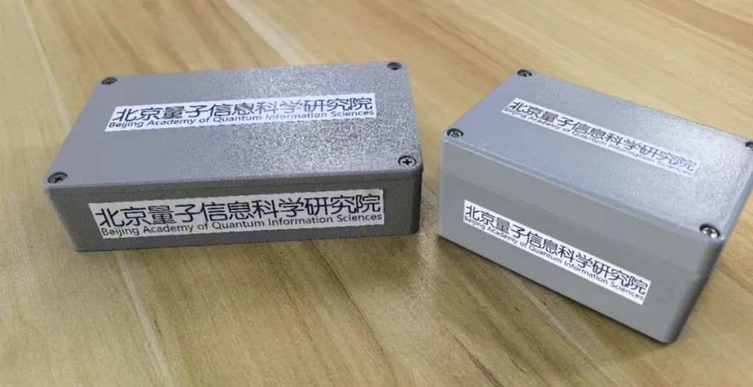▲ 北京量子院量子直接通信团队自主研发的激光器模块