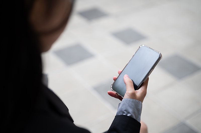 靠触控进行交互的手机，人需要时刻将其带在身边，属于“强交互”｜图片来源：视觉中国