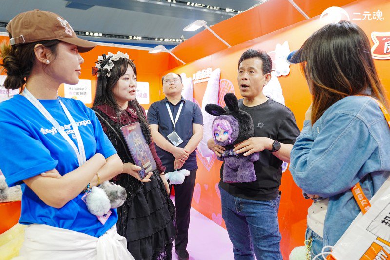 (二元魂品牌创始人与展会潮玩大咖现场交流）