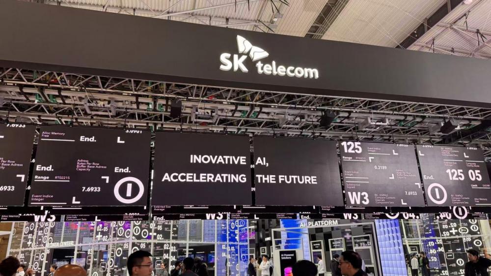 图：韩国运营商SKT在MWC25上展出所有内容全部围绕AI展开。该公司此前宣布全面朝着AI公司转型。