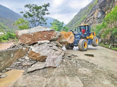 国道215线塌方清理现场。 供图