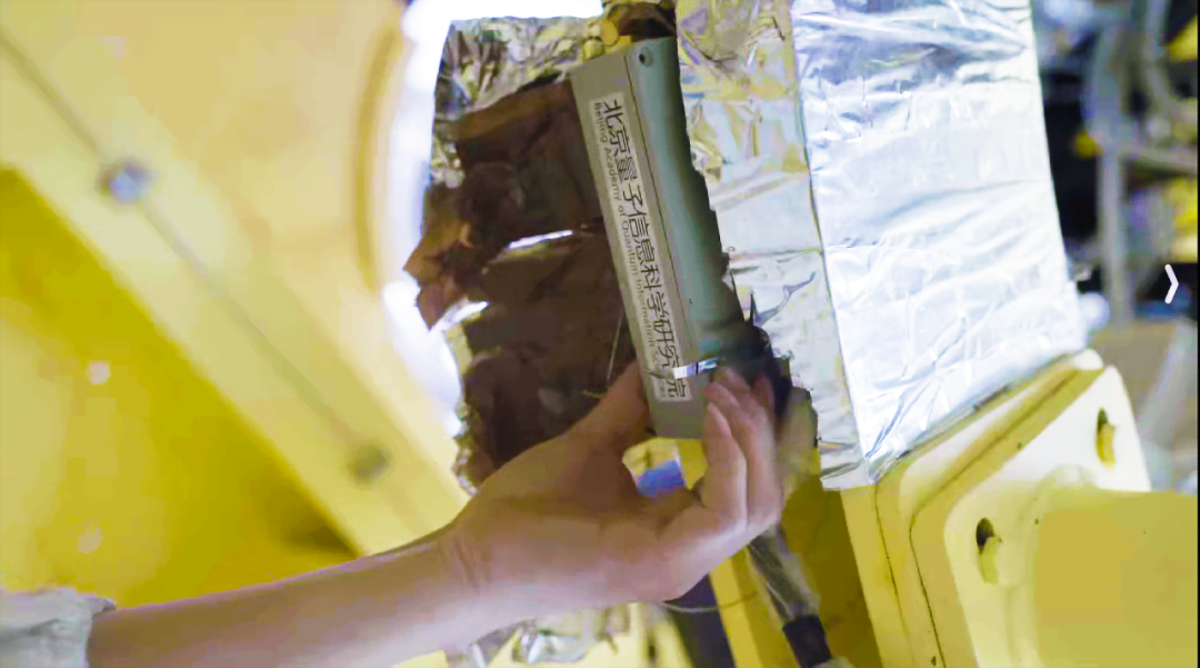 ▲ 北京量子院量子直接通信团队自主研发的激光器模块出舱图