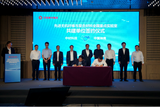 ▲先进无机纤维与复合材料全国重点实验室主任、