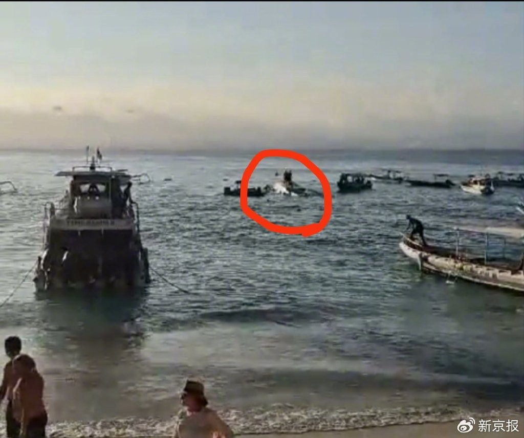 巴厘岛一快艇遇巨浪侧翻,亲历者:船上十余名中国乘客,无人失联_新浪财经_新浪网
