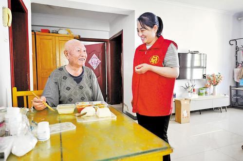 5月25日,桃城区路北街道沁园社区的社工食堂志愿者为昊和沁园小区刘二征老人送餐。本组图片由本报记者焦磊摄