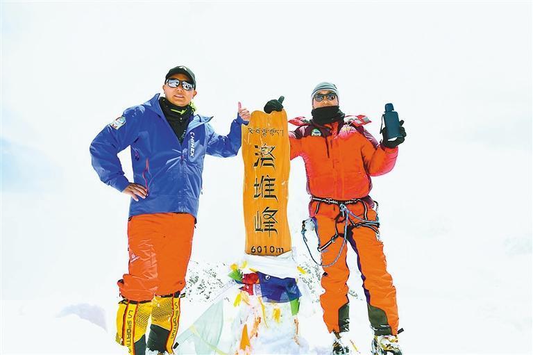 登山爱好者登顶洛堆峰。（资料图） 本报记者 潘多 郑璐 明吉 摄