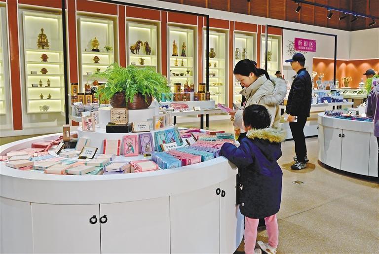 市民游客正在西藏博物馆内购买文创产品。 本报记者 唐斌 摄