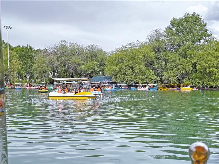 市民游客在宗角禄康公园划船游玩。本报记者 侯广臣 摄