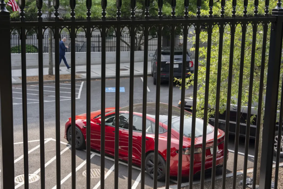 2025年6月5日，一辆红色特斯拉停在白宫。图源：美媒