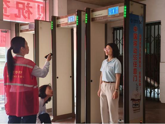 广西移动第三代智能安检门护航考生执笔化剑踏星途 陈小春摄