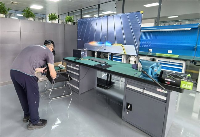 图2:海信冰箱学员现场体验VR焊接实训
