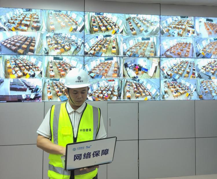 广西移动网络工程师提前对考场机房设备、传输线路等进行逐一排查 牛娇娇摄