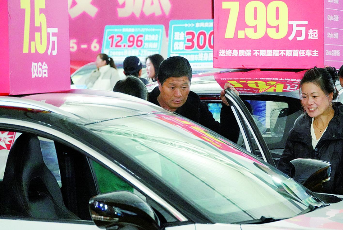 消费者在车展上了解优惠促销车型