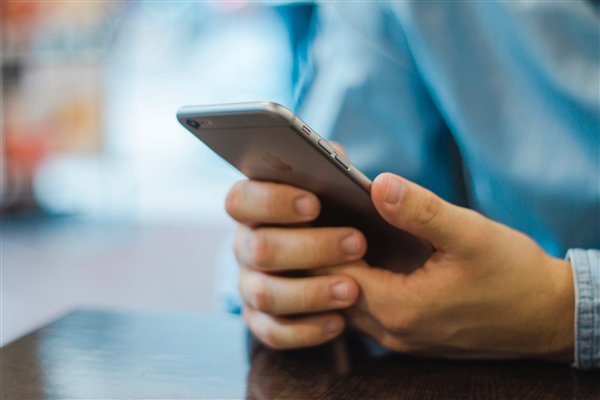 老人选择了一部手机，他的家人要求1,600元人民币