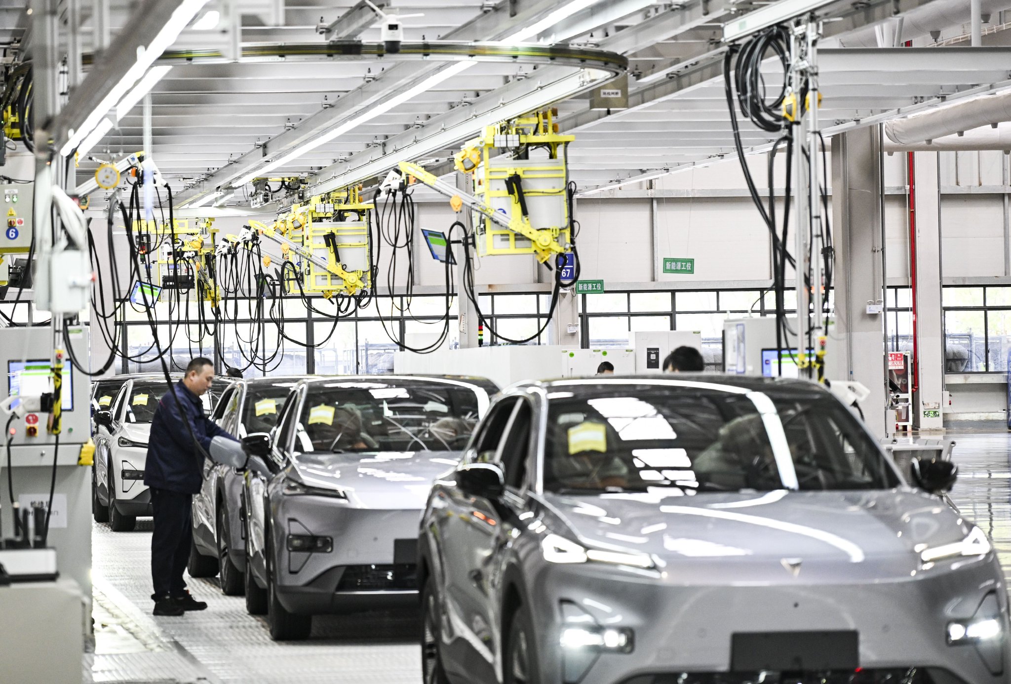 3月6日,工人在位于重庆市渝北区的长安汽车数智工厂总装车间作业