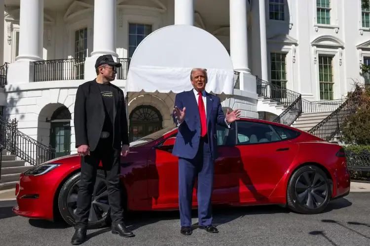 2025年3月11日，特朗普与马斯克在特斯拉Model S电动汽车旁。图源：英媒