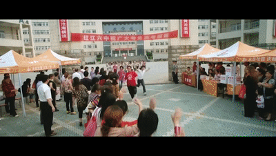 　　勇敢地踏进考场吧愿你们一路生花开启人生新的华章编导：常清潭统筹：卜寄傲、李依伦记者：王炳坤、王莹、张硕设计：潘红宇