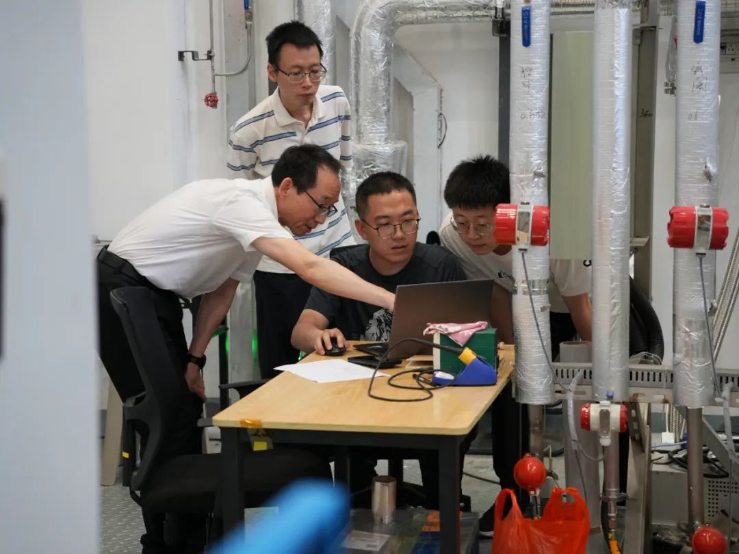 ▲ 图源中国科学院高能物理研究所：验收组专家进行现场测试