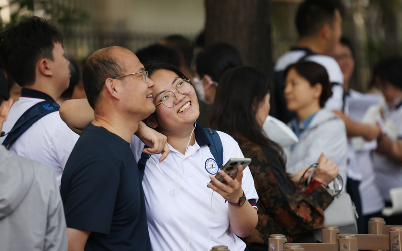 喝茶，玩卡并刷手机，父母是“基于学习的测试