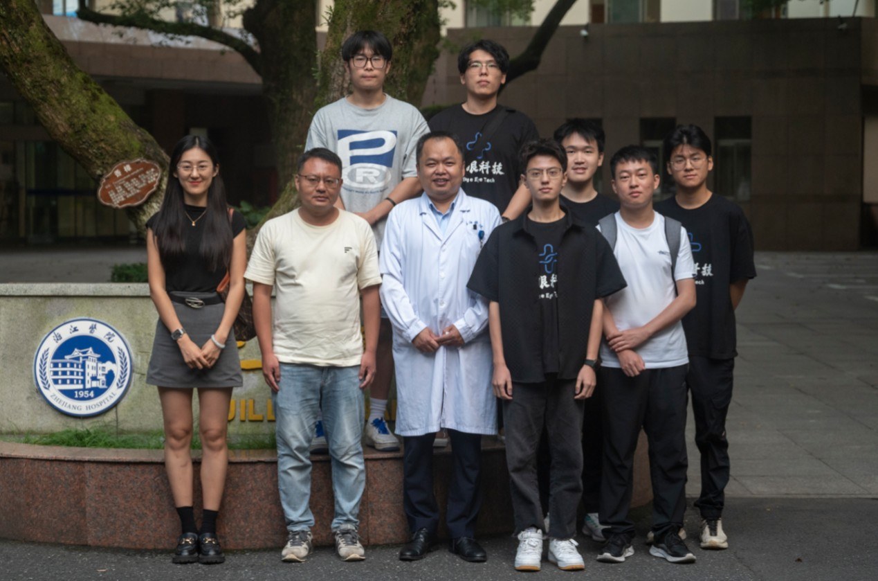 秦飞巍和他的学生们 一排左二为秦飞巍 受访者供图