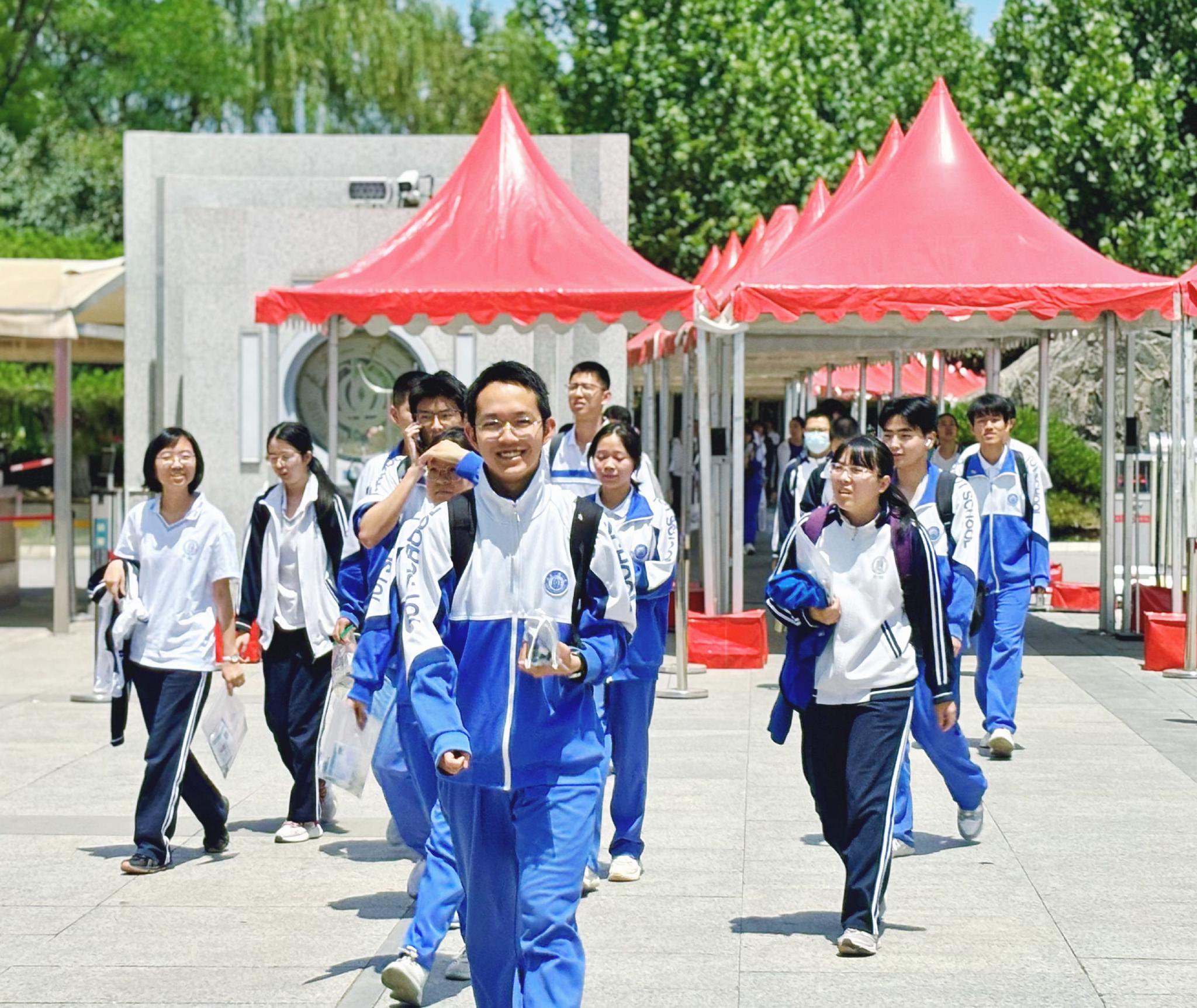 6月7日,高考语文科目考试结束后,考生从北京一零一中学考点走出