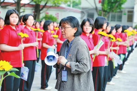 张桂梅为考生送考。