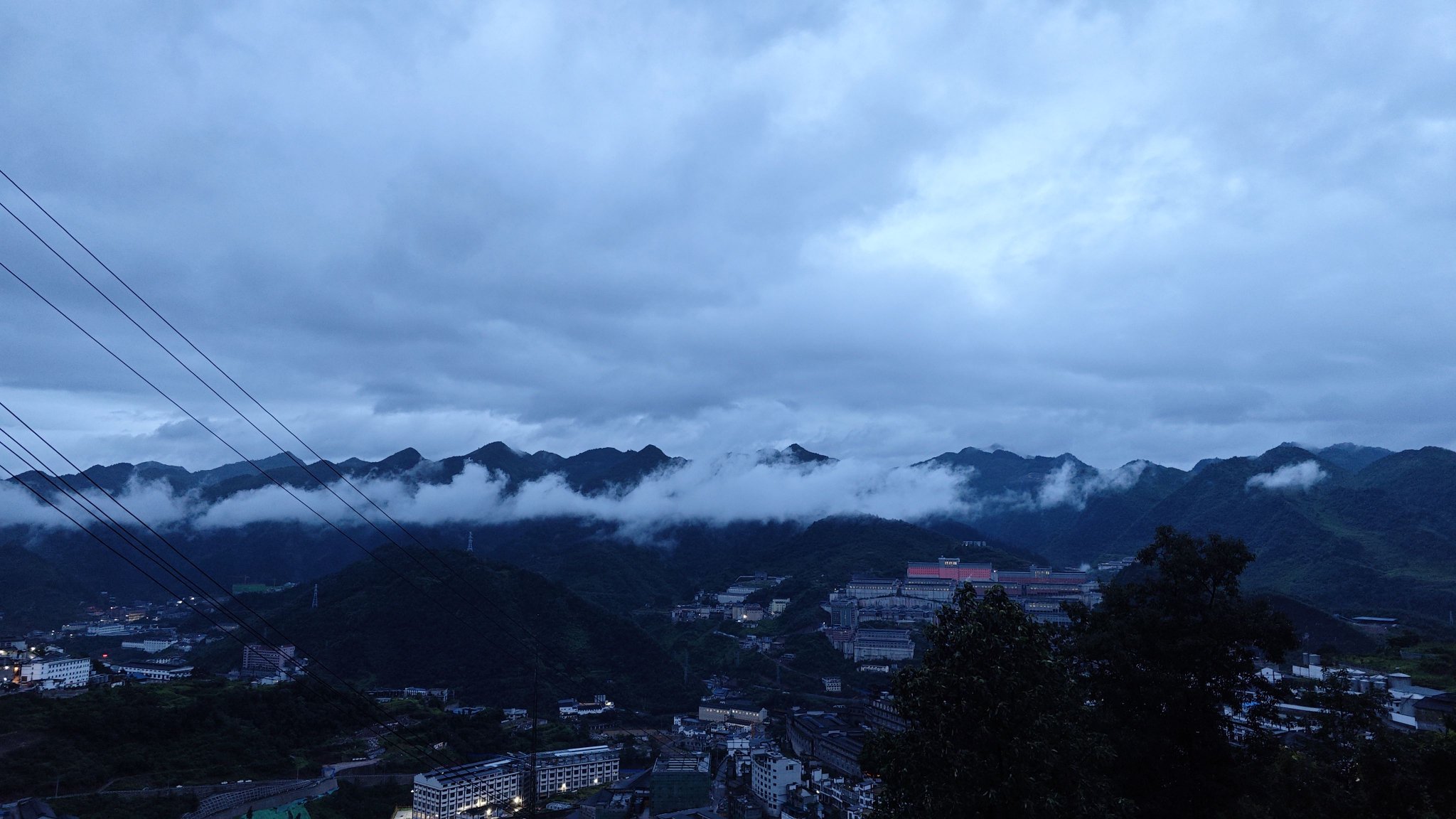 黎明时分，王晨曦眼中的茅台镇。图源：受访者提供