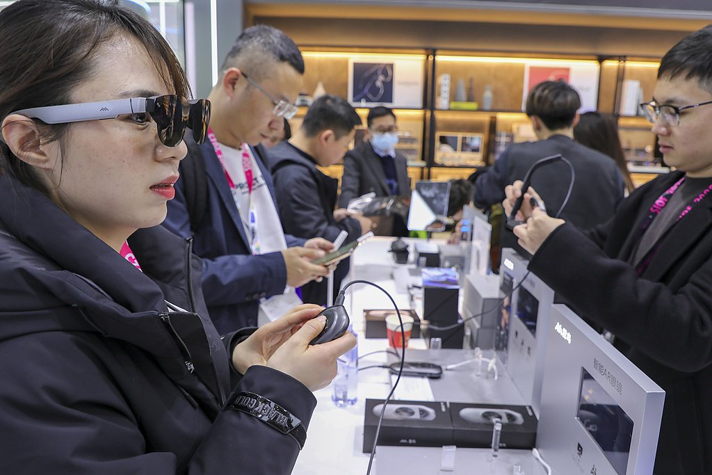 2025年2月，上海，观众体验AI眼镜。