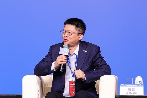 vivo副总裁,OS产品副总裁,vivo AI全球研究院院长周围出席“从互联网+到人工智能+”分论坛并发言