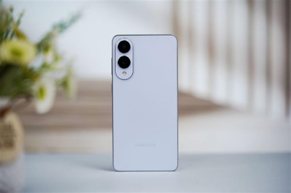 对比iPhone 15 Pro(左)