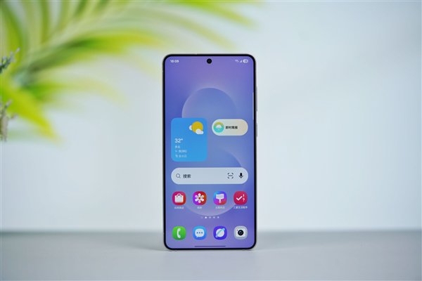 对比iPhone 15 Pro(左)