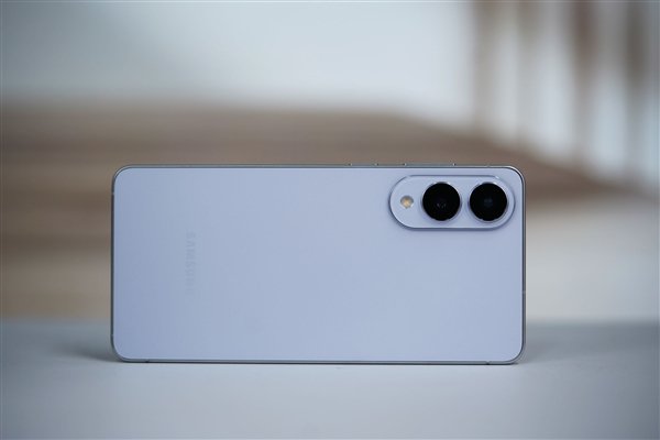 对比iPhone 15 Pro(左)